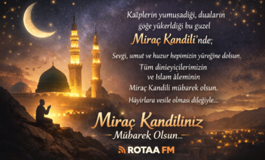 ROTAA FM Miraç Kandili tebrik görseli, cami silüeti, hilal ay ve dua eden insan figürüyle manevi gece teması